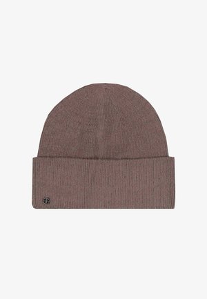 Berretto marrone di maglia con risvolto e piccolo logo metallico rotondo sul lato sinistro su sfondo bianco.