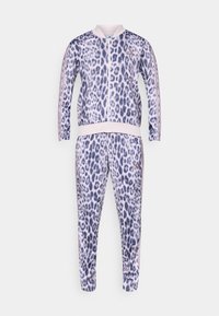 Survêtement à imprimé léopard comprenant une veste zippée avec col montant et un pantalon fuselé, fabriqué dans une matière douce aux tons pastel.