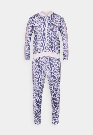 Leopardmønstret treningsdress med glidelåsjakke med ståkrage og innsvingte bukser, laget av et mykt materiale i pastellfarger.