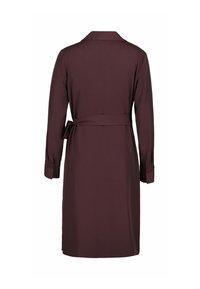 Burgunderfarbenes Langarmkleid mit Kragen, tailliertem Bund und geknöpften Manschetten. Glattes Material mit einem schlichten, unverzierten Design.