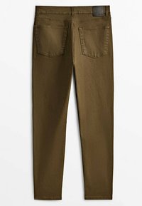 Pantalons en denim coton vert olive avec une coupe fuselée, comportant deux poches arrière et une étiquette en cuir à la taille.