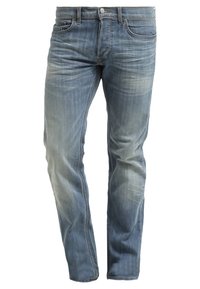 Jeans de denim azul claro con un diseño de pierna recta, que presentan un ligero desgastado y un estilo clásico de cinco bolsillos. Cierre con botón metálico y cremallera.