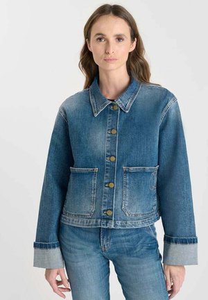 Giubbotto in denim di blu medio, con colletto, chiusura frontale a bottoni, due tasche anteriori e maniche cuffiate con dettagli azzurri.