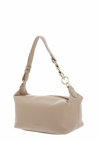 Sac en cuir beige avec une finition texturée, une fermeture éclair, et une anse amovible ornée d'un détail chaîne dorée. Design compact et structuré.