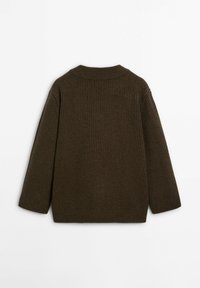 Pull en maille côtelée marron foncé avec manches longues et encolure ronde, vu de dos sur fond blanc.