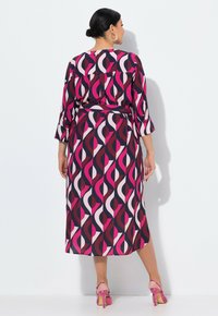 Abito lungo con un audace motivo astratto in tonalità di rosa, bordeaux e blu navy. Realizzato in tessuto morbido, con maniche lunghe e vita accentuata da una cintura.