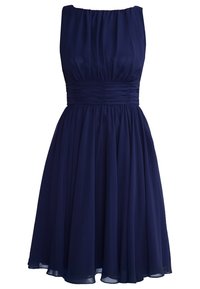 Robe bleu marine avec un design sans manches, tissu froncé à la taille et une jupe évasée fluide en matériau léger.