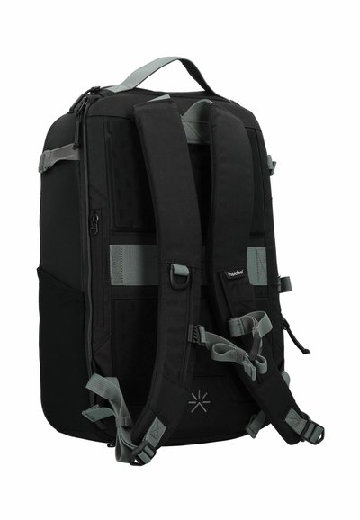 Mochila negra con detalles grises, fabricada en material resistente, con correas acolchadas para los hombros, múltiples compartimentos y hebillas ajustables para un ajuste seguro.