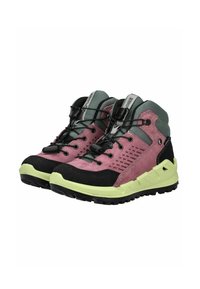 Botas de senderismo con ante negro y rosa, malla verde, suela flexible y cordones ajustables con un mecanismo de bloqueo para un ajuste seguro.