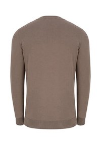 Brązowy, długi sweter robiony na drutach z okrągłym dekoltem, gładką teksturą, prążkowanym wykończeniem i mankietami, o prostym, jednolitym wzorze.