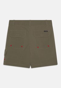 Olivegröna cargo-shorts med två bakfickor med röda knappar, sidoficka och kontrasterande sömmar.
