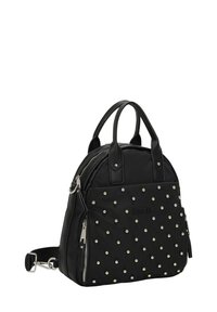 Mochila negra con dos asas superiores, cremalleras laterales y acentos de tachuelas en plata y oro. Elaborada con una mezcla de cuero y tela.