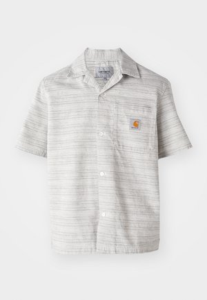 Kortermet skjorte i lys grå med vertikale striper, knapper foran, og en brystlomme med en liten oransje logo. Laget av bomullsblanding.