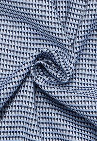 Geweven stof met een ruitpatroon in lichtblauw en marineblauw. De textuur lijkt glad en het ontwerp is consistent overal.