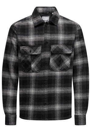 Czarna i szara koszula w kratę na długi rękaw z guzikami, dwoma przednimi kieszeniami na klapki i klasycznym kołnierzem.