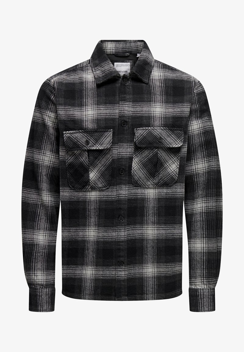 Chemise à carreaux noirs et gris à manches longues, boutonnée sur le devant, avec deux poches à rabat à l'avant et un col classique.