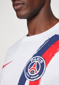 Nike Performance PARIS ST GERMAIN NIKE ICONIC AWAY TEE - Majica kratkih rukava s printom - white
