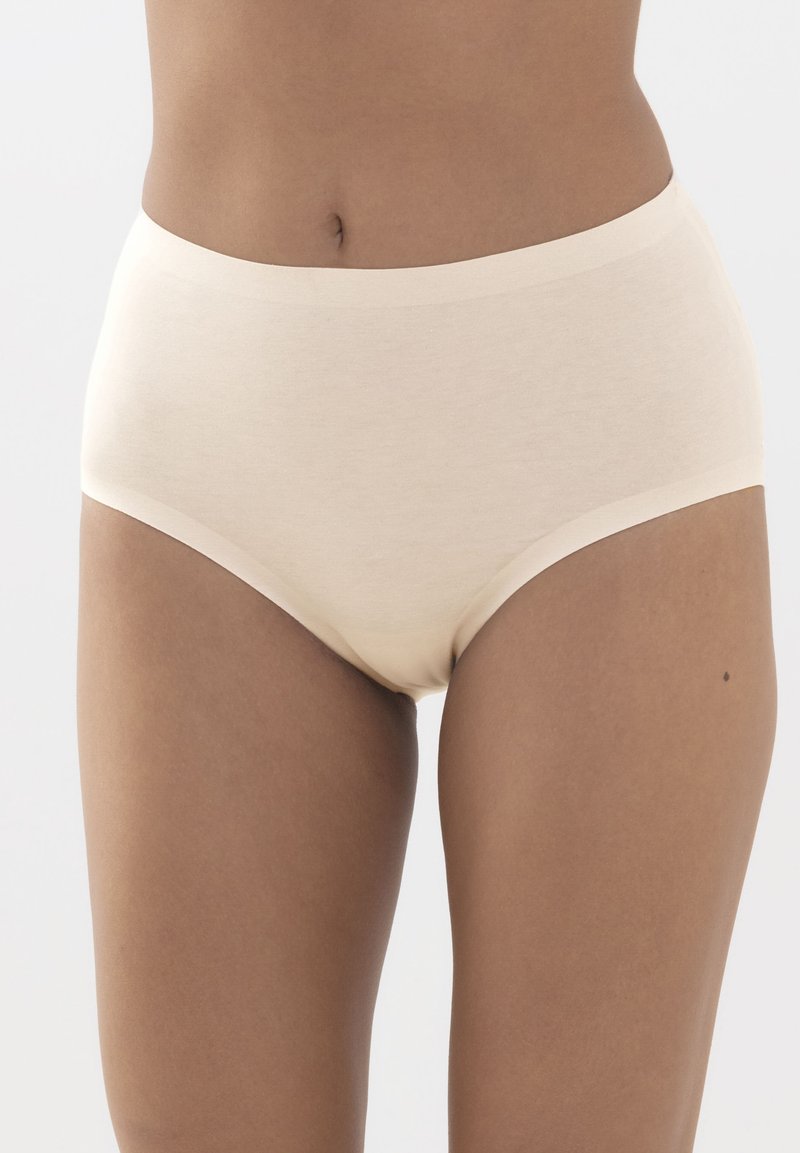Béžové bavlněné hipster kalhotky s širokým elastickým pasem, hladkou texturou, plným pokrytím a jednoduchým, klasickým designem.