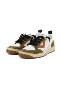 Sneaker basse con pannelli in suede bianco e marrone, lacci neri, suole in gomma e un design a zigzag marrone sui lati.