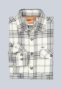 Weißes Karoshirt mit schwarzen Gittermustern, Button-Down-Kragen, aufgerollten Ärmeln und Metallknöpfen; aus einem weichen, strukturierten Stoff gefertigt.