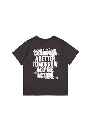 Zwarte katoenen T-shirt met opvallende, witte en grijze tekstgraphics op de achterkant met zinnen die actie en gemeenschap bevorderen. Korte mouwen en ronde hals.