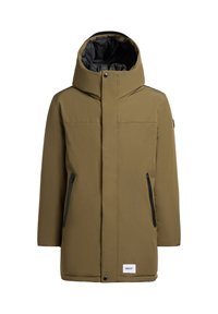 Olivengrøn isoleret jakke med høj krave, sort inderside, justerbar hætte og to sidelommer med lynlås. Indeholder logopatch ved kanten.