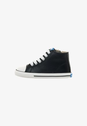 Zapatilla alta negra de cuero, con cordones blancos, puntera de goma y parte superior texturizada con un acento azul en el cuello.
