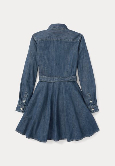 Denim srajčna obleka z dolgimi rokavi, ovratnikom, pasom in razširjenim krilom. Temno modra barva z rahlim bledenjem in srebrnimi gumbi.