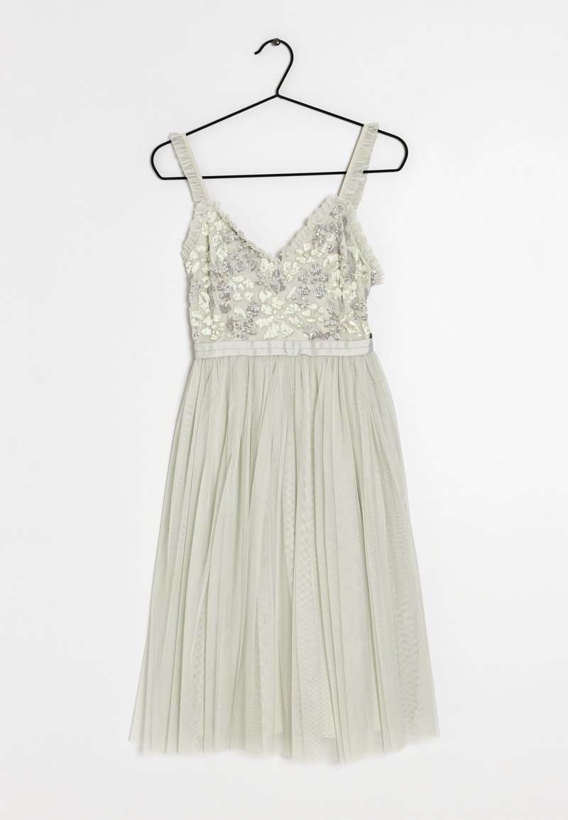 Robe vert clair avec un col en V, corsage orné de motifs floraux et jupe en tulle superposée. Étiquette suspendue incluse.