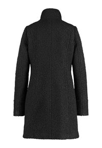 Sort frakke med en tekstureret stof, lange ærmer og en høj krave. Designet inkluderer lodrette syninger langs ryggen.