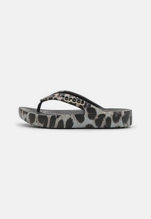 Schwarz-grauer Leopardenmuster-Crocs Flip-Flop mit strukturiertem Fußbett und Crocs-Logo auf dem Riemen, Seitenansicht vor weißem Hintergrund.