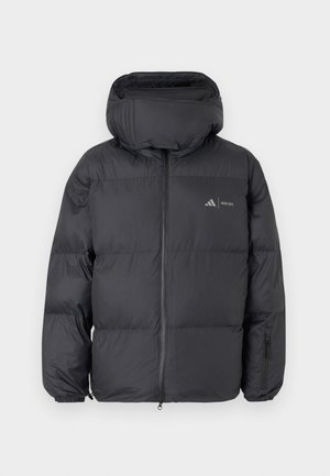 Μαύρο γυναικείο χειμωνιάτικο μπουφάν με γέμιση, ψηλό επενδυμένο γιακά, μπροστινό φερμουάρ, ελαστικές μανσέτες και μικρή τσέπη με φερμουάρ στο αριστερό μανίκι.