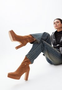 LOLA CASADEMUNT Kotníkové boty na platformě - tobacco