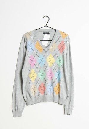 Pull à col en V gris clair avec motif argyle pastel multicolore, manches longues, suspendu sur un cintre noir avec une étiquette de marque visible.