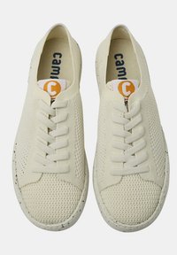 Weiße Leinensneaker mit einem strukturierten Design, versehen mit Schnürsenkeln, einer abgerundeten Zehe und einer gesprenkelten Sohle. Enthält ein Logopatch an der Zunge.