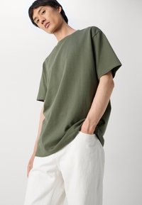 Lindbergh O NECK TEE OVERSIZE - Jednoduché tričko - olive