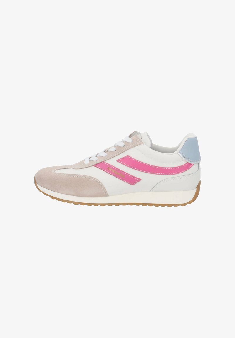 Baskets blanches avec embout en daim beige, bandes latérales roses, patch talon bleu clair, lacets blancs et semelle en caoutchouc couleur gomme, vues de profil.