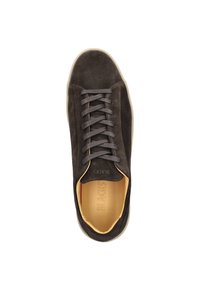 Sneaker in suede nero con fodera interna beige, punta tonda e lacci grigi. Presenta il logo impresso sulla soletta. Suola in gomma piatta.