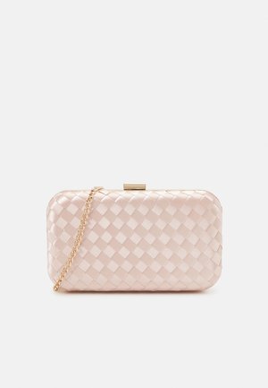 Rechthoekige lichtroze satijnen clutch met geweven patroon en gouden kettingriem, voorzien van een goudkleurige sluiting aan de bovenkant.