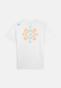 T-shirt en coton blanc présentant un design graphique multicolore en orange et bleu clair, avec des éléments floraux et textuels au dos.