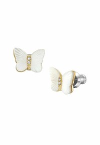 Orecchini a forma di farfalla con conchiglia bianca decorata con linee incise, dettagli dorati e tre pietre trasparenti al centro. Chiusura in tono argento.