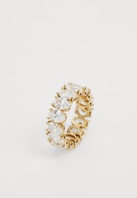 Ring in Goldton mit gezahnten, ovalen klaren Steinen, die in einem durchgehenden Band eingesetzt sind. Glatte Innenseite; die Steine erzeugen einen funkelnden Effekt.