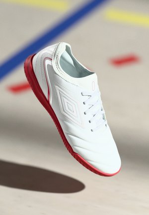 TOCCO V TEAM IC - Botines de fútbol sala - white/silver-coloured/equestrian red