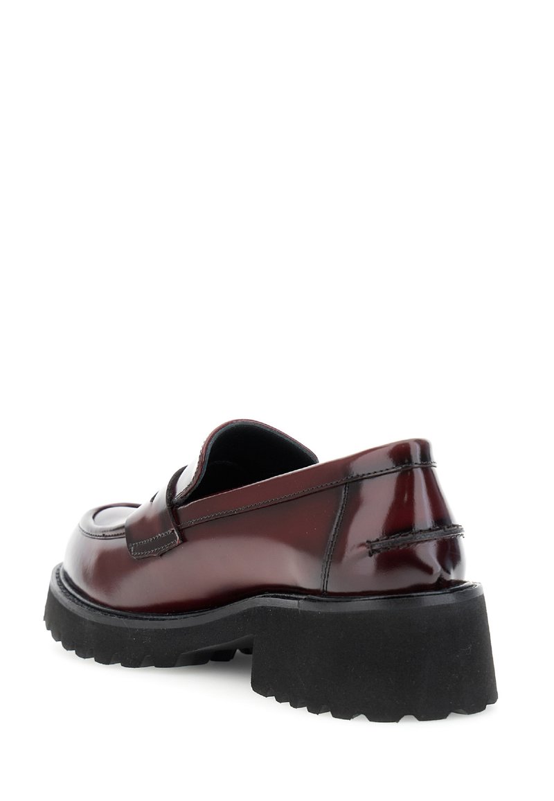 Burgunder-farbenes Lackleder-Slipper mit runder Zehenform, dicker schwarzer Gummisohle und dekorativer Naht entlang der oberen Kante.