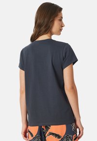 Navy blue short-sleeve t-shirt with a crew neckline, made of cotton, featuring a relaxed fit. Slightly curved hem at the back.