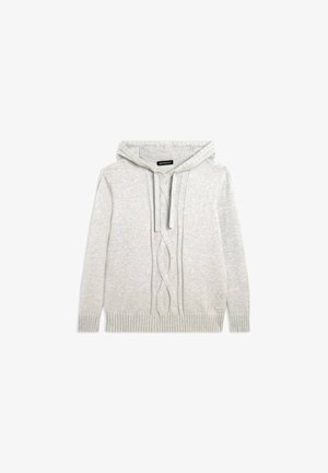 Sudadera con capucha de color gris claro que presenta un diseño de punto trenzado en la parte delantera, puños y dobladillo acanalados, y cordones en el cuello. Hecha de tela suave.