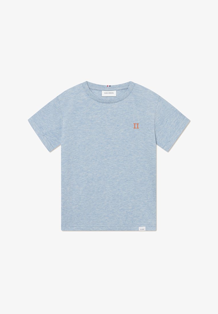 Gaiši zils īsām piedurknēm T-krekls mīkstā, teksturētā audumā. Uz krūtīm ir neliels oranžs "II" logo. Klasiska apaļa dekoltē forma.