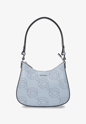 Šviesiai mėlyna odinė rankinė su kreivine forma, papuošta iškiliais logotipų raštais ir juodu apvadu. Reguliuojama juoda petneša.