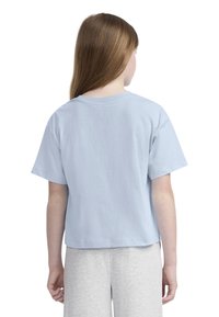 Šviesiai mėlynas medvilninės t-shirt marškinėliai su trumpomis rankovėmis ir tiesiu apdailos kraštu, su klasikinio apvalaus kaklo dizainu.