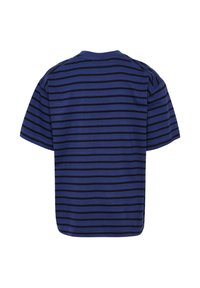 Kortärmad t-shirt med rund halsringning och blå och svarta horisontella ränder. Tillverkad av mjuk bomull med avslappnad passform och rak nederkant.